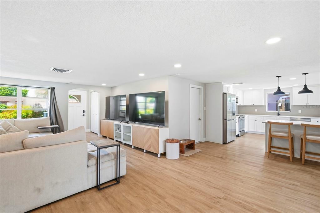 For Sale: $319,000 (3 beds, 2 baths, 1365 Square Feet)