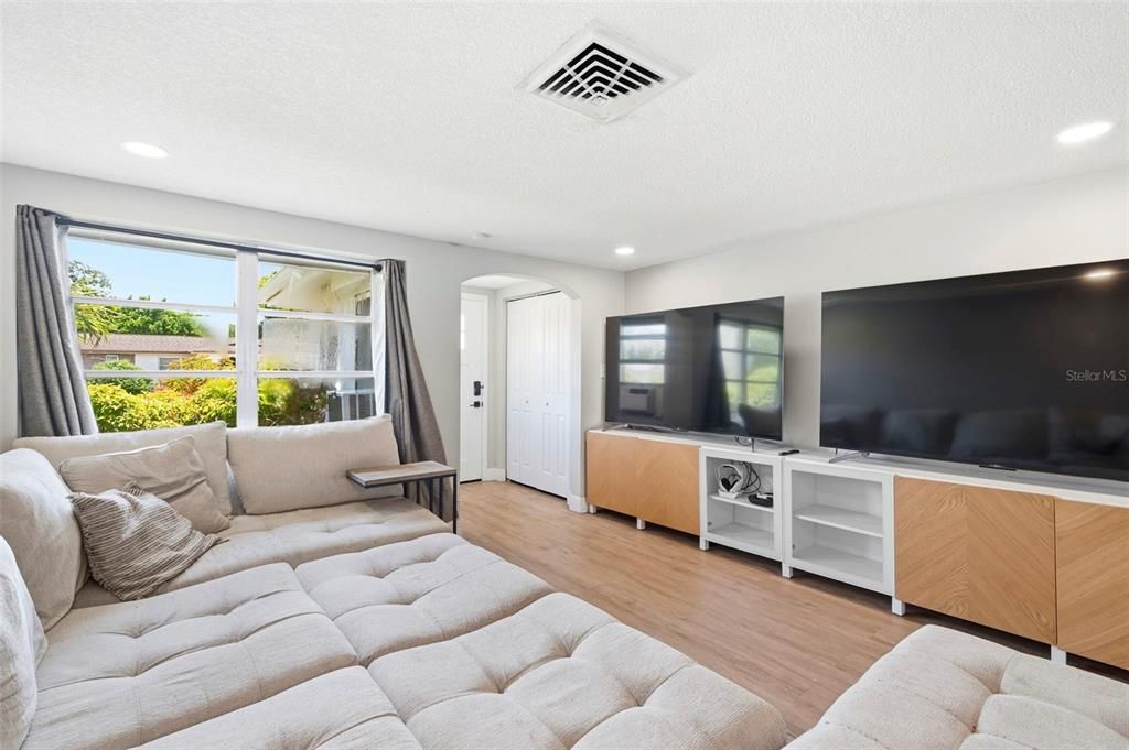 For Sale: $319,000 (3 beds, 2 baths, 1365 Square Feet)