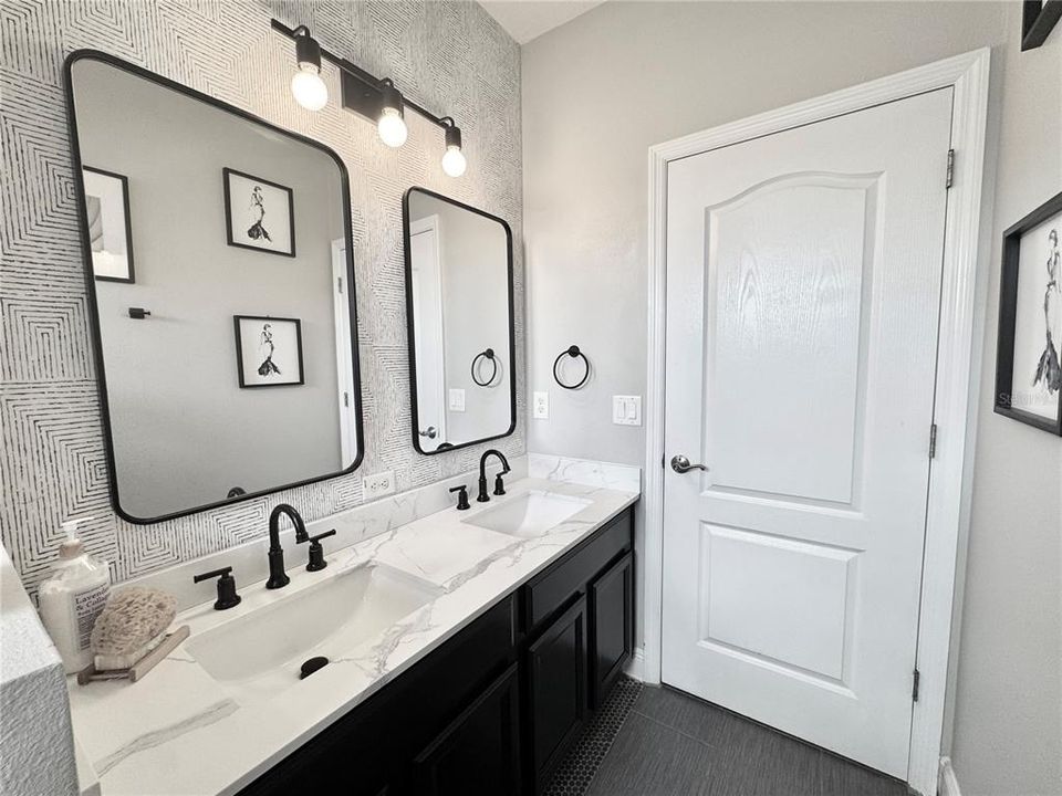 合同活跃: $3,795 (4 贝兹, 2 浴室, 2667 平方英尺)