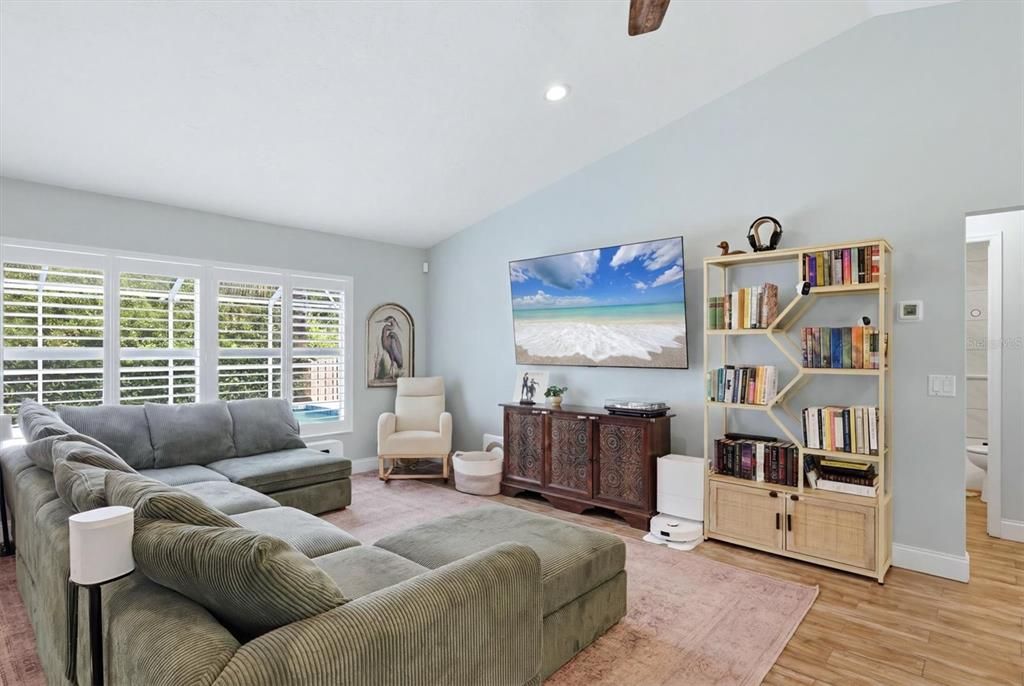 For Sale: $425,000 (3 beds, 2 baths, 1376 Square Feet)