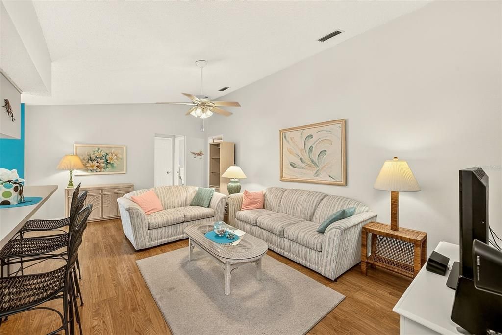 На продажу: $374,900 (3 спален, 2 ванн, 1775 Квадратных фут)