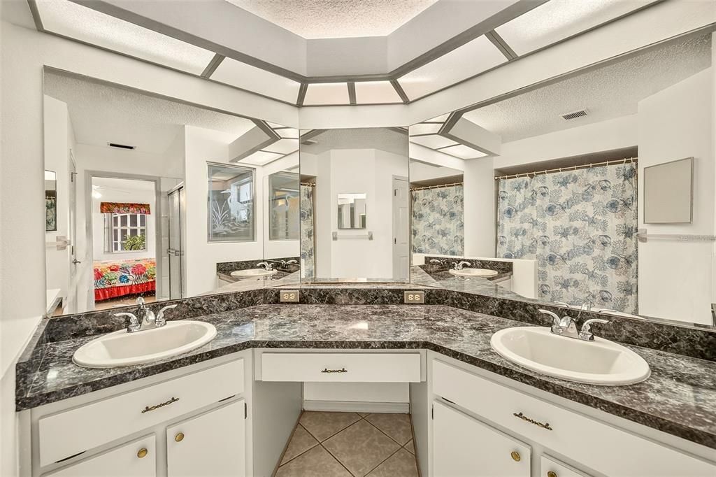 На продажу: $374,900 (3 спален, 2 ванн, 1775 Квадратных фут)