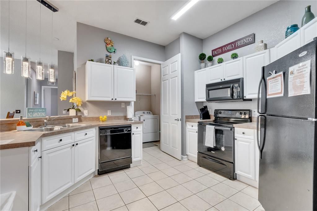 En Venta: $255,000 (4 camas, 2 baños, 1688 Pies cuadrados)
