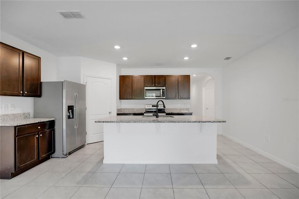 Activo con contrato: $355,000 (4 camas, 2 baños, 1836 Pies cuadrados)
