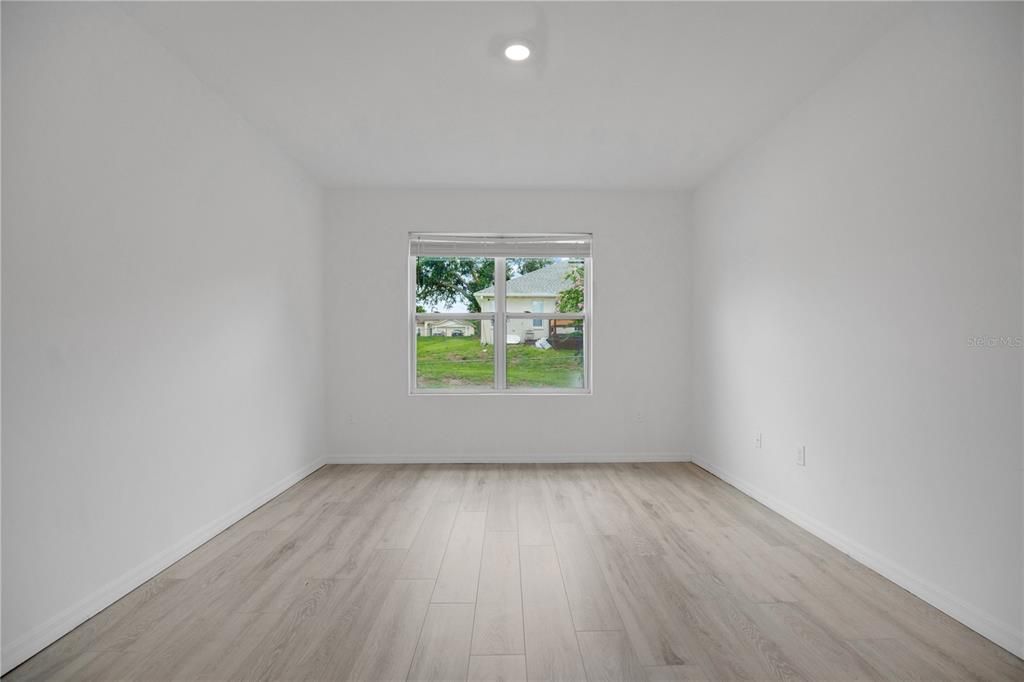 Activo con contrato: $355,000 (4 camas, 2 baños, 1836 Pies cuadrados)