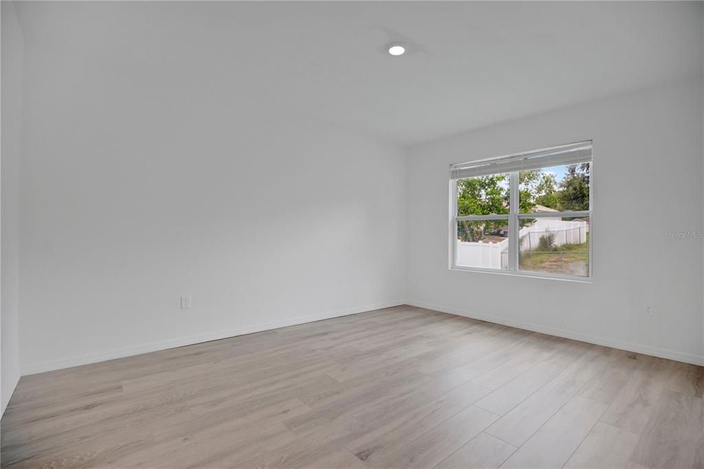 Activo con contrato: $355,000 (4 camas, 2 baños, 1836 Pies cuadrados)
