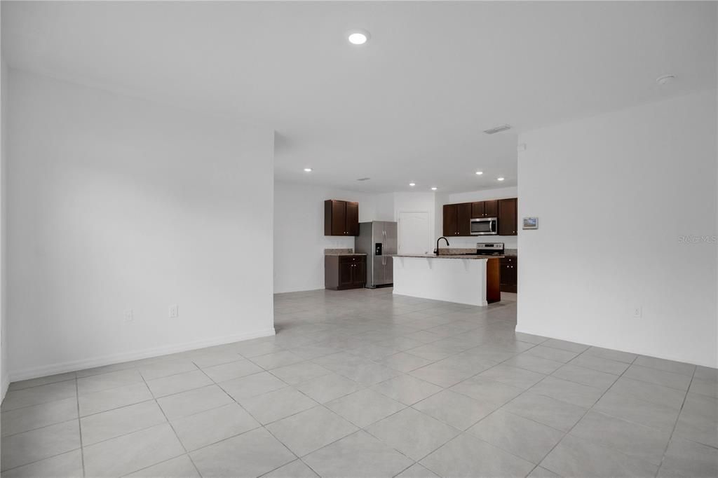 Activo con contrato: $355,000 (4 camas, 2 baños, 1836 Pies cuadrados)