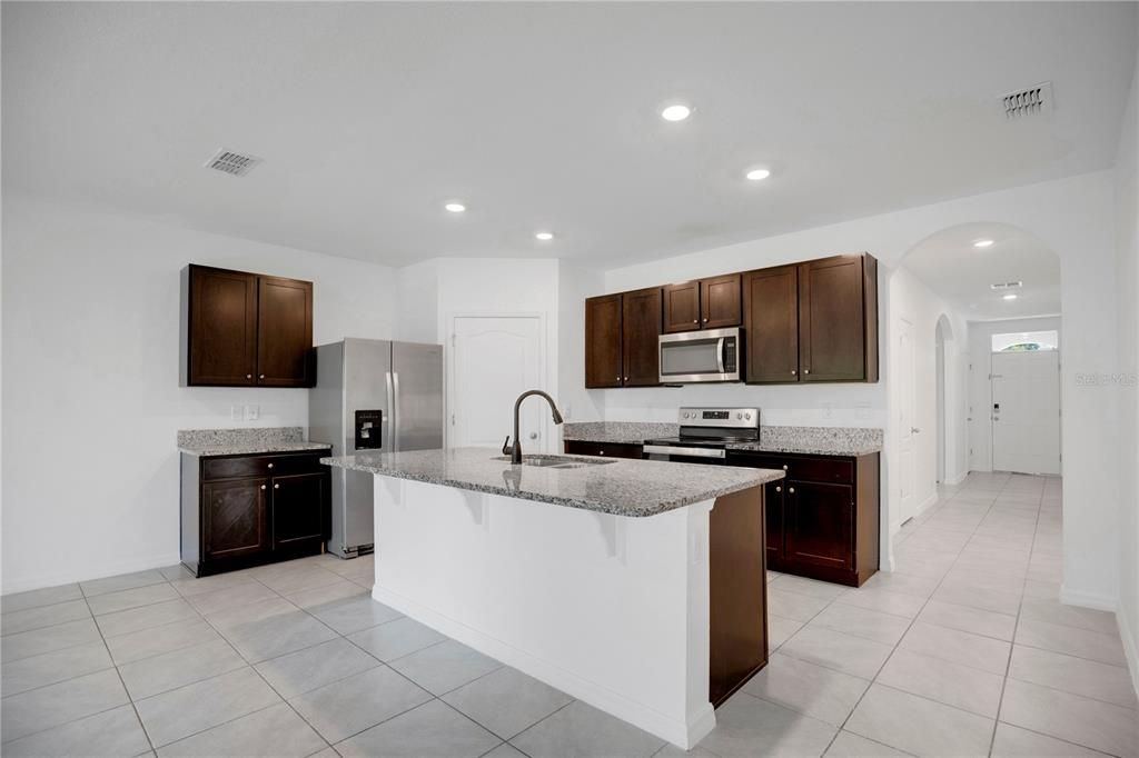 Activo con contrato: $355,000 (4 camas, 2 baños, 1836 Pies cuadrados)