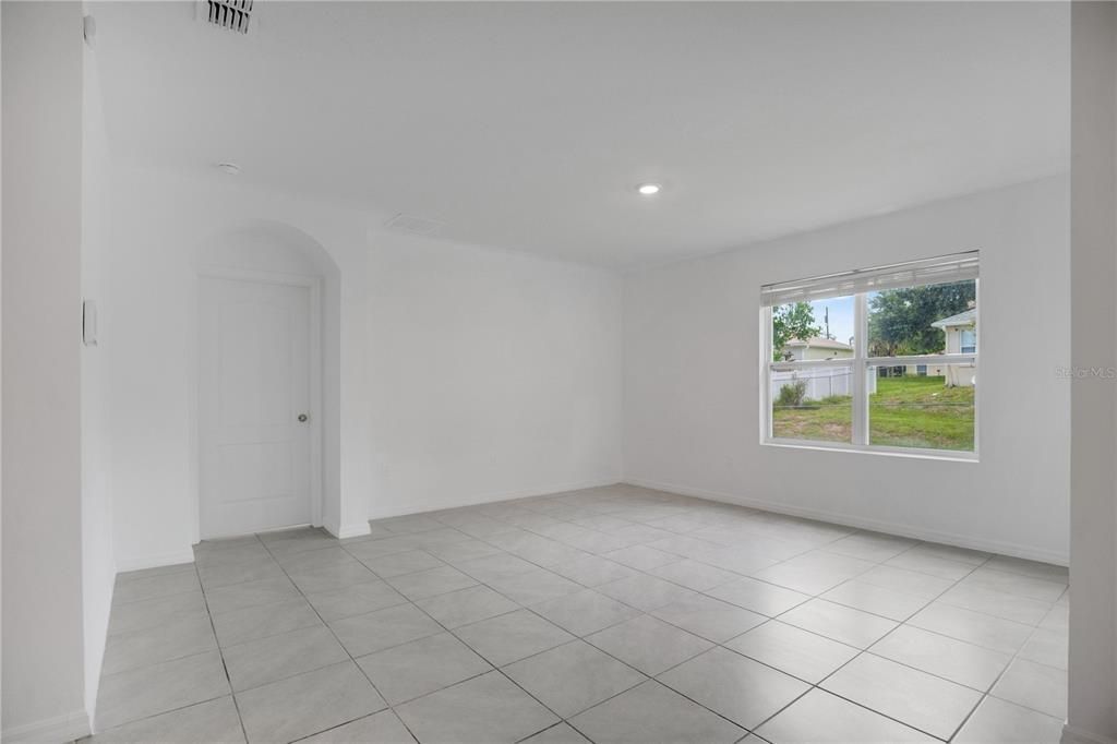 Activo con contrato: $355,000 (4 camas, 2 baños, 1836 Pies cuadrados)
