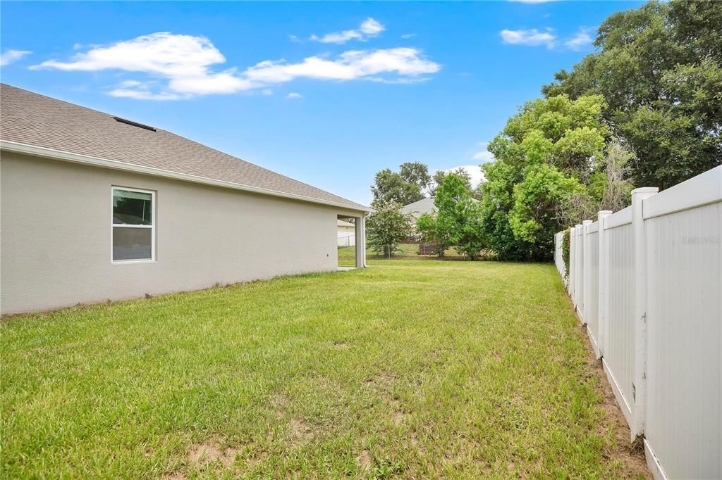 Activo con contrato: $355,000 (4 camas, 2 baños, 1836 Pies cuadrados)