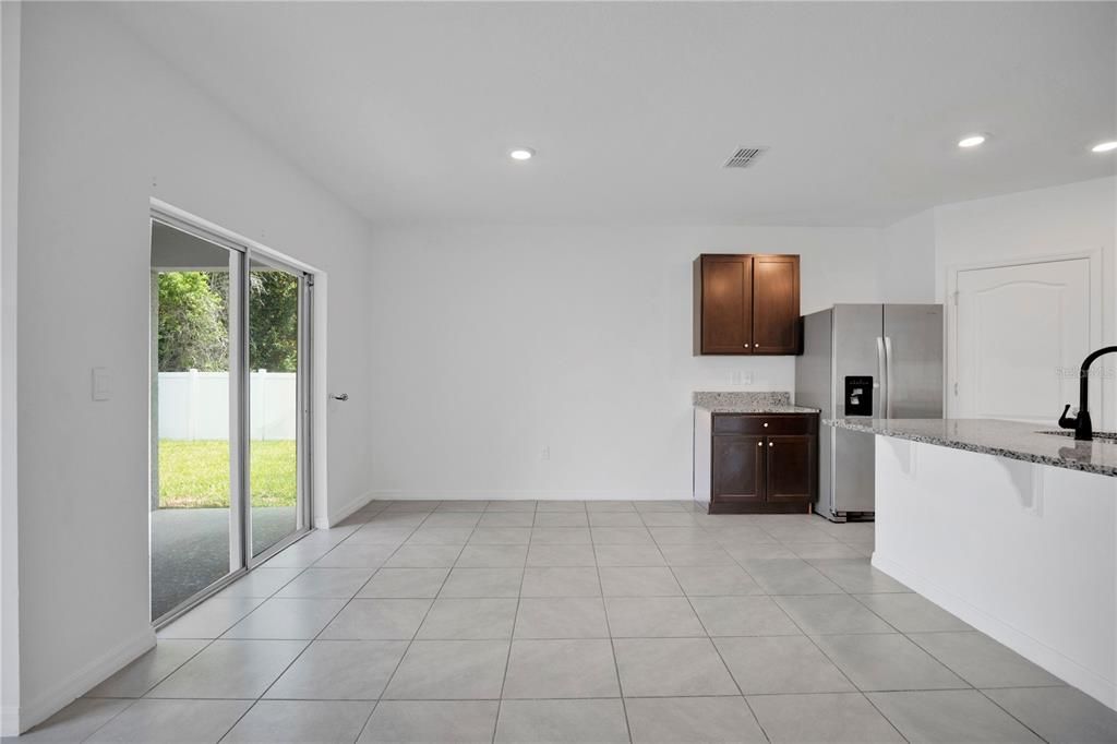 Activo con contrato: $355,000 (4 camas, 2 baños, 1836 Pies cuadrados)