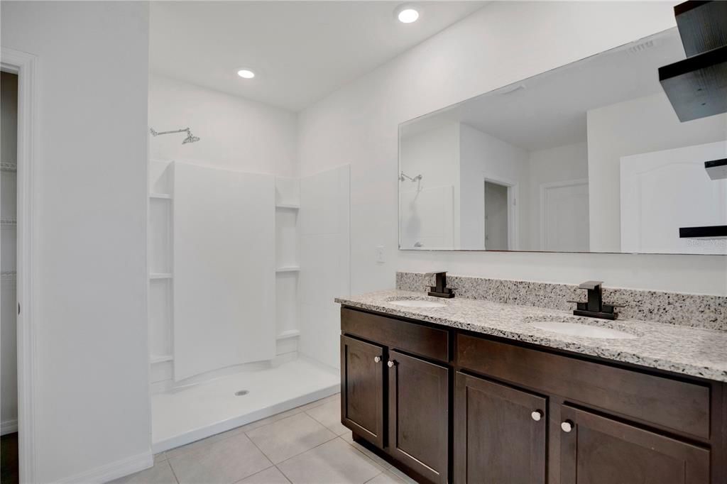 Activo con contrato: $355,000 (4 camas, 2 baños, 1836 Pies cuadrados)