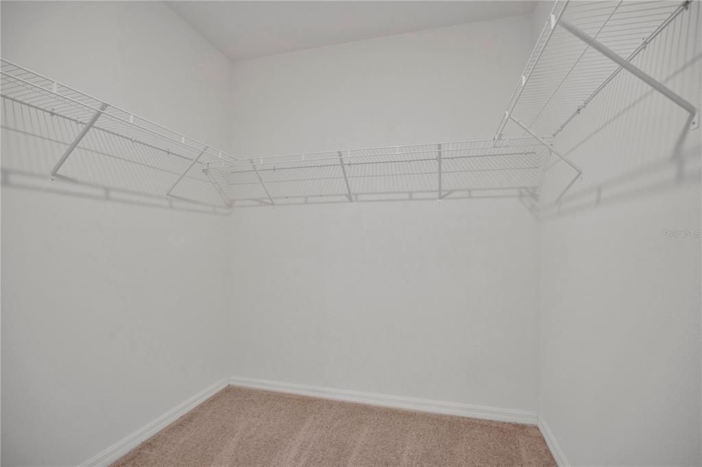 Activo con contrato: $355,000 (4 camas, 2 baños, 1836 Pies cuadrados)