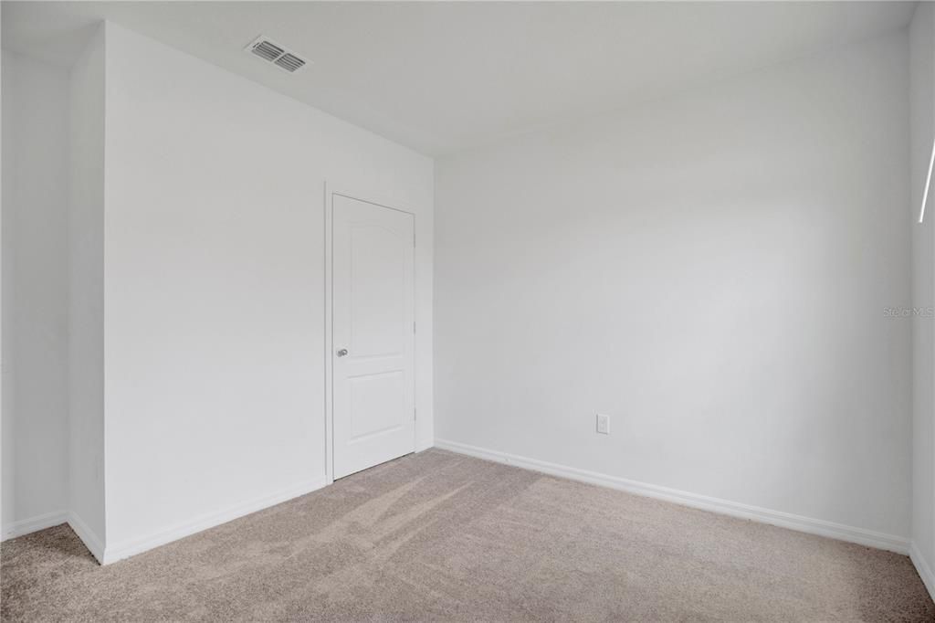 Activo con contrato: $355,000 (4 camas, 2 baños, 1836 Pies cuadrados)