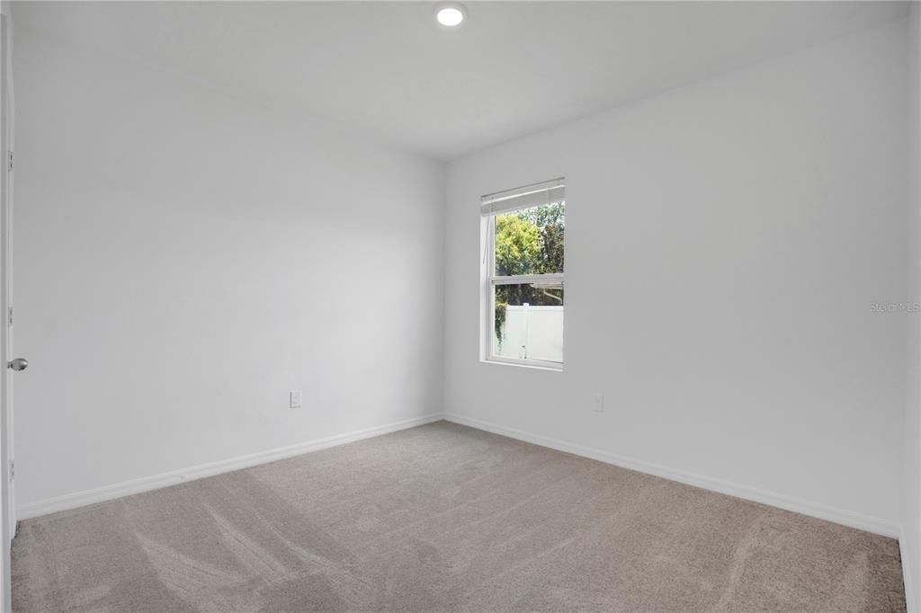 Activo con contrato: $355,000 (4 camas, 2 baños, 1836 Pies cuadrados)