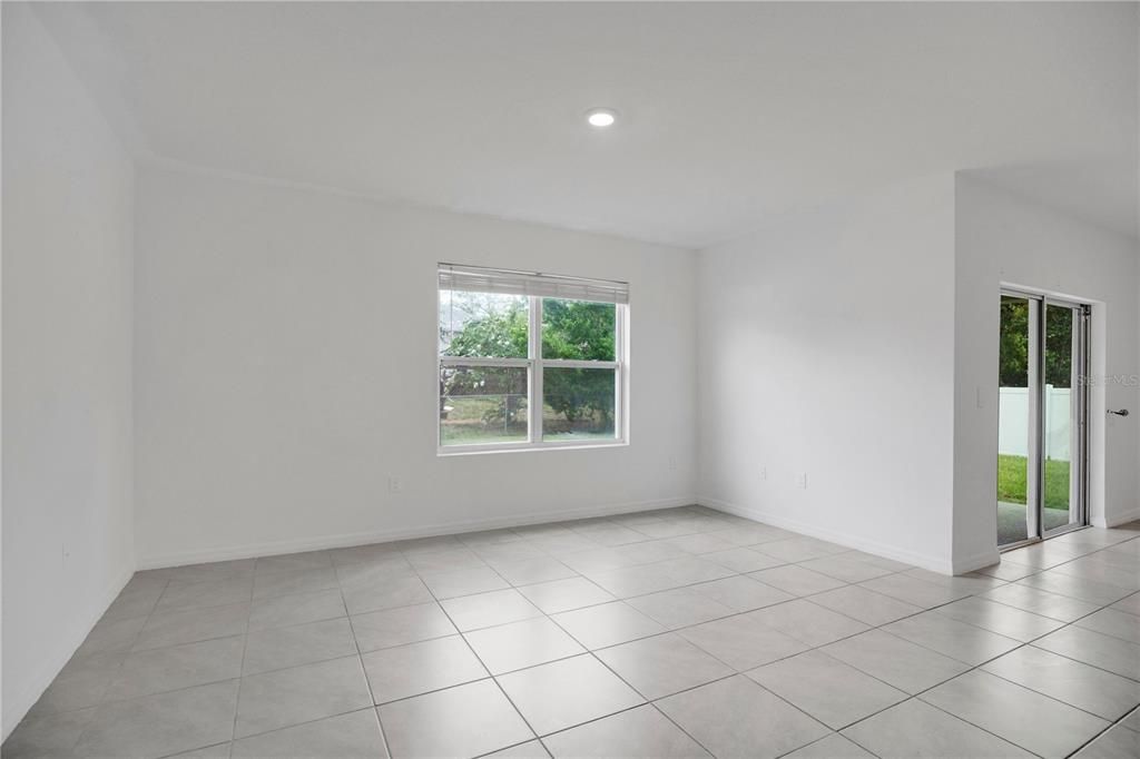 Activo con contrato: $355,000 (4 camas, 2 baños, 1836 Pies cuadrados)