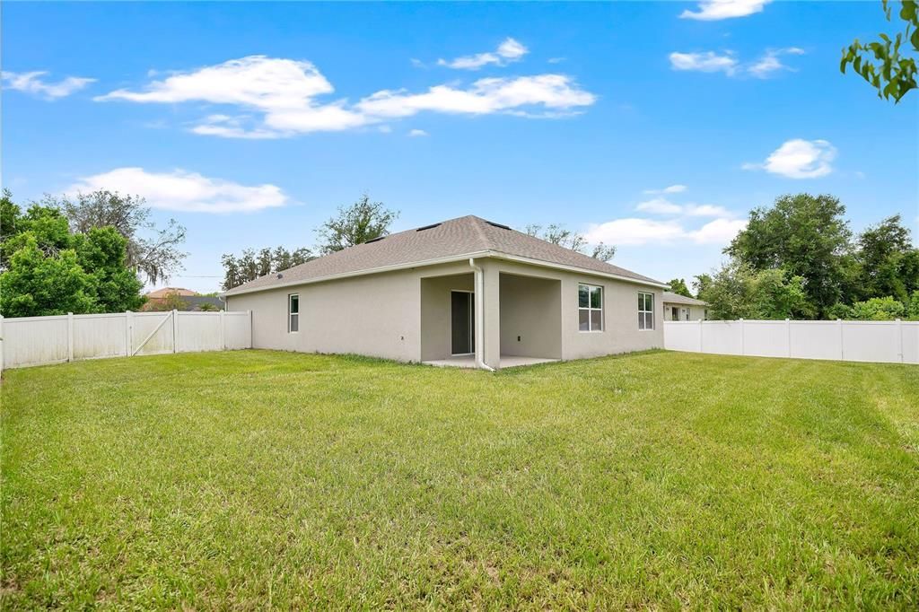 Activo con contrato: $355,000 (4 camas, 2 baños, 1836 Pies cuadrados)