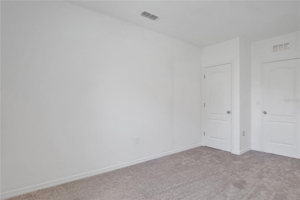 Activo con contrato: $355,000 (4 camas, 2 baños, 1836 Pies cuadrados)