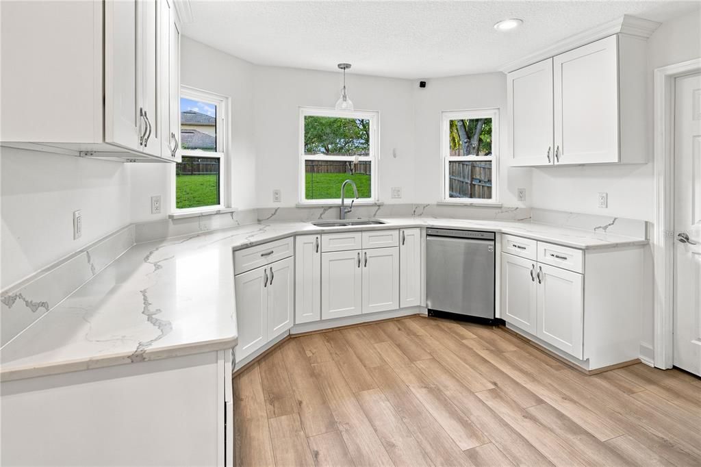 Activo con contrato: $549,900 (4 camas, 3 baños, 3095 Pies cuadrados)