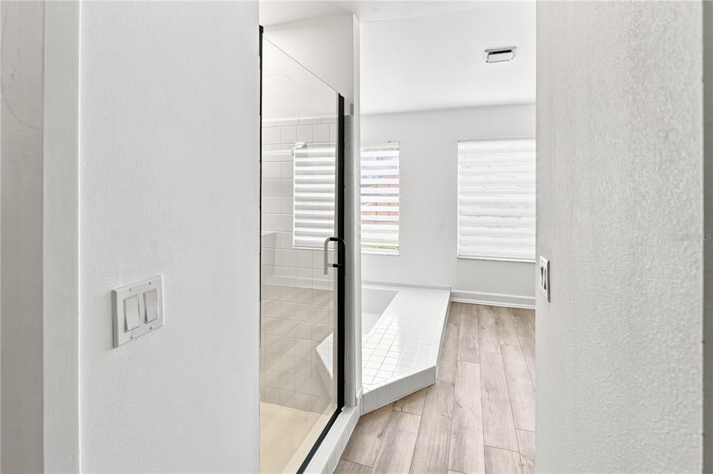 Activo con contrato: $549,900 (4 camas, 3 baños, 3095 Pies cuadrados)