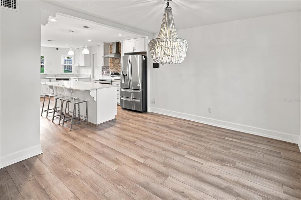 Activo con contrato: $549,900 (4 camas, 3 baños, 3095 Pies cuadrados)