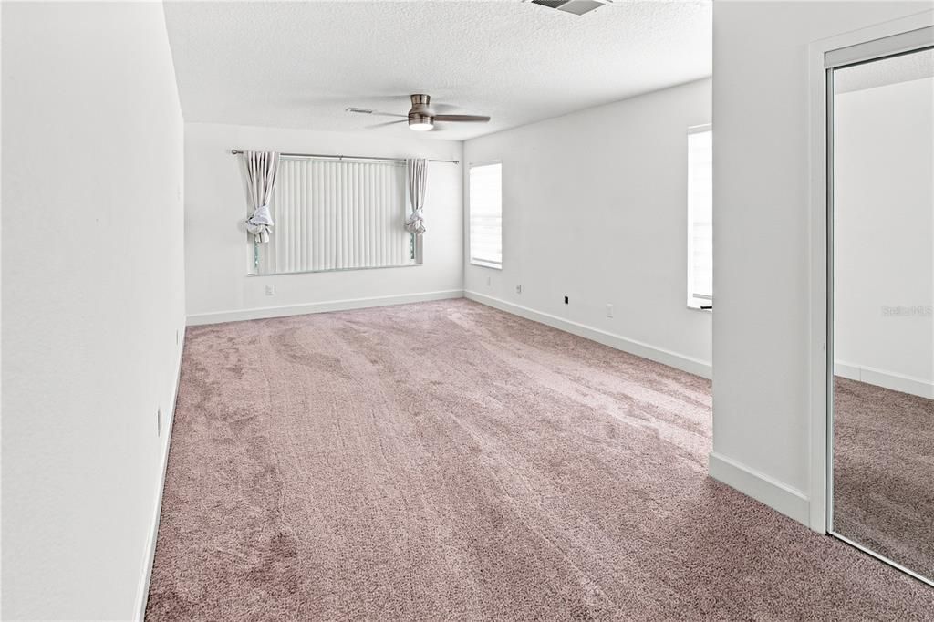 Activo con contrato: $549,900 (4 camas, 3 baños, 3095 Pies cuadrados)