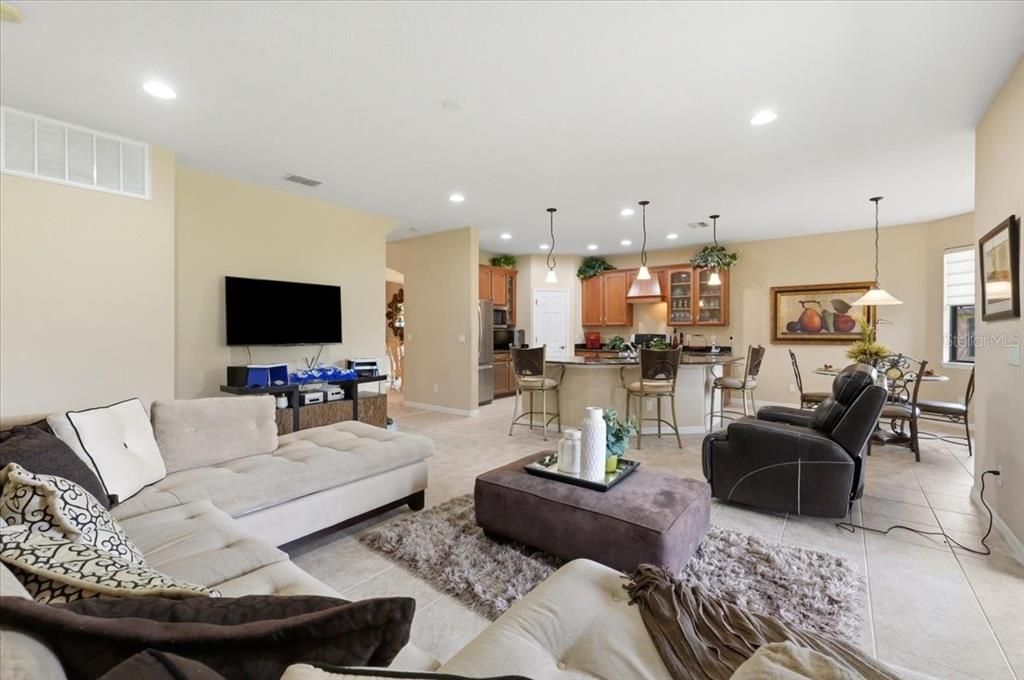 En Venta: $550,000 (4 camas, 3 baños, 3587 Pies cuadrados)