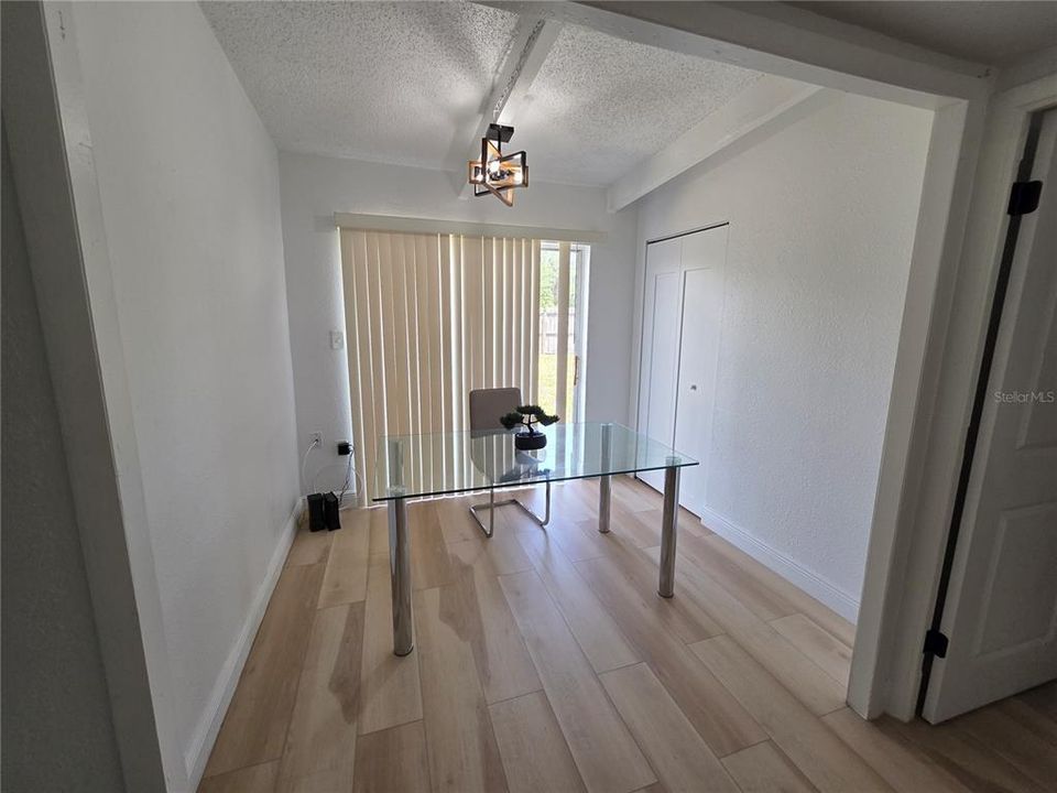 На продажу: $369,900 (3 спален, 2 ванн, 1056 Квадратных фут)