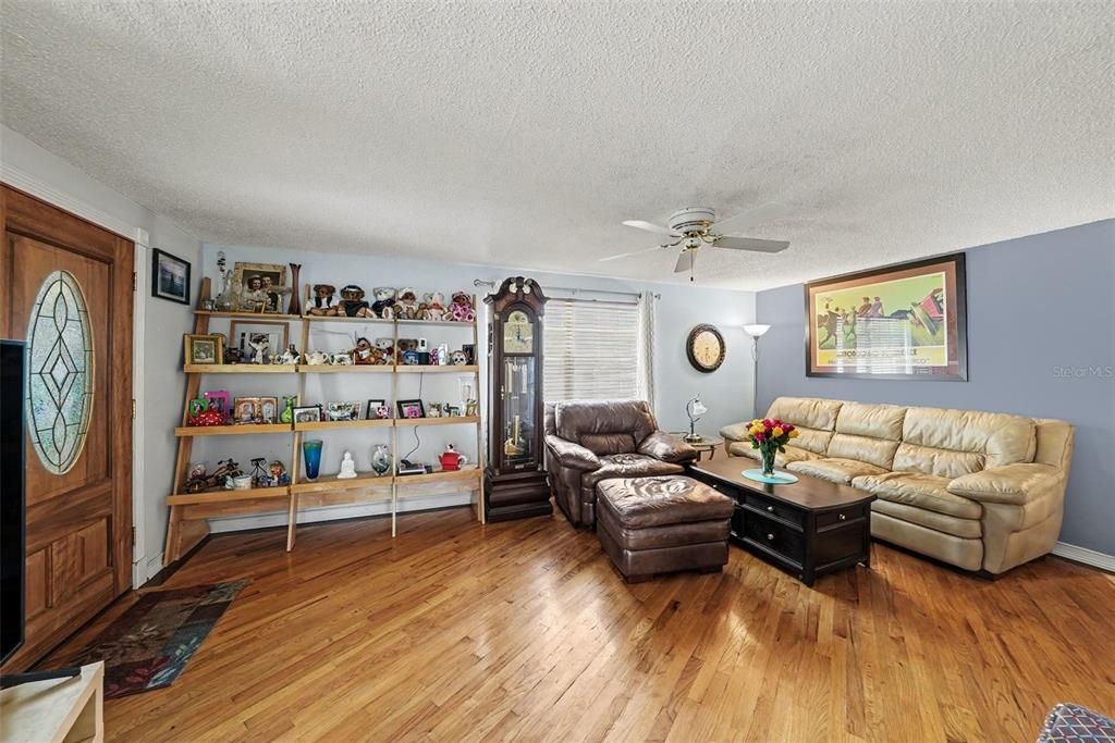 Activo con contrato: $299,000 (3 camas, 1 baños, 1056 Pies cuadrados)