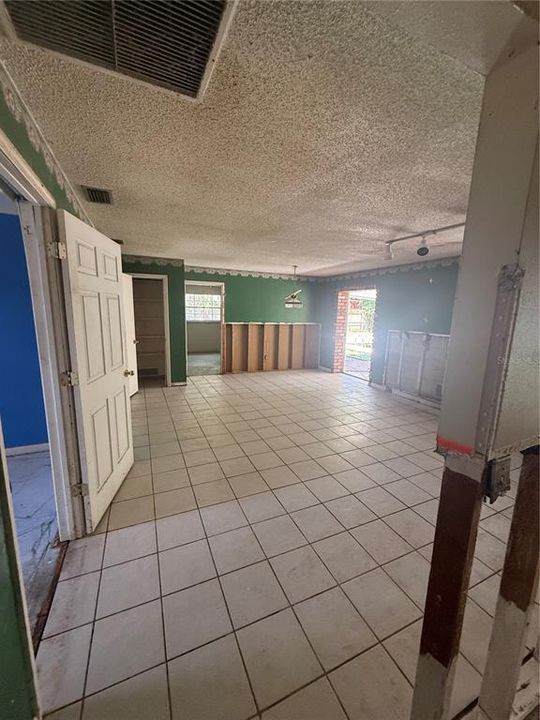 For Sale: $269,900 (5 beds, 2 baths, 3000 Square Feet)