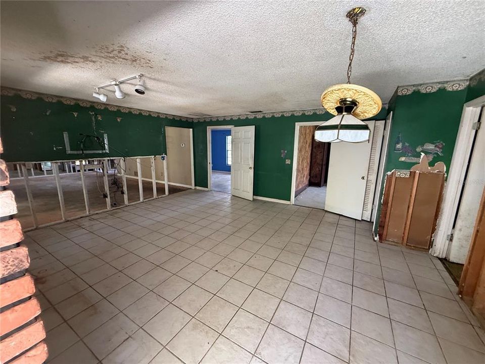 For Sale: $269,900 (5 beds, 2 baths, 3000 Square Feet)
