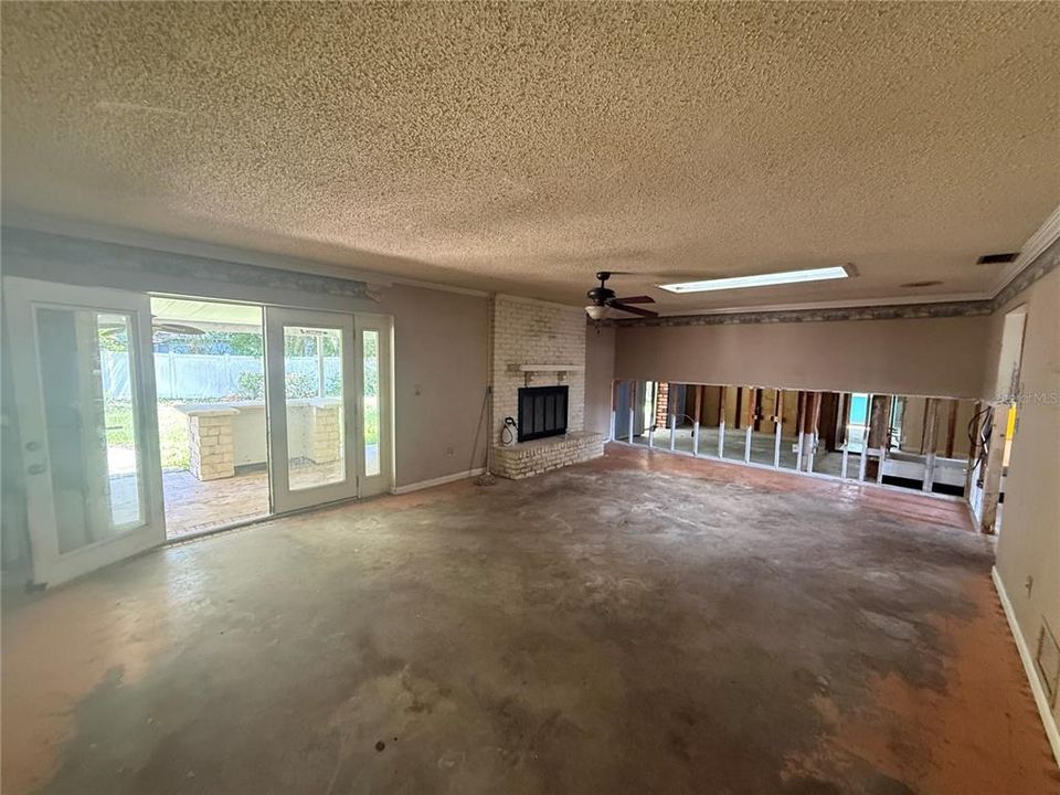For Sale: $269,900 (5 beds, 2 baths, 3000 Square Feet)