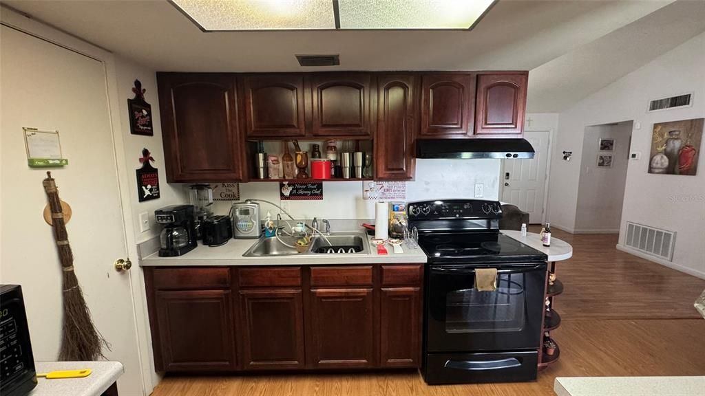 Activo con contrato: $349,900 (4 camas, 2 baños, 1356 Pies cuadrados)