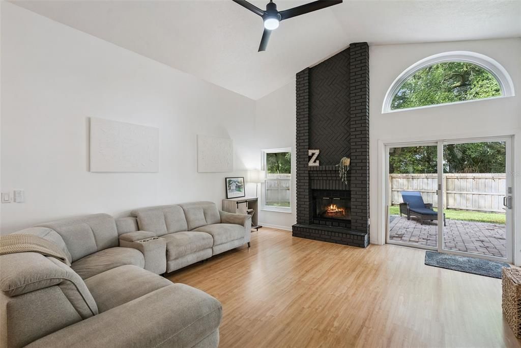 Activo con contrato: $449,000 (3 camas, 2 baños, 1673 Pies cuadrados)
