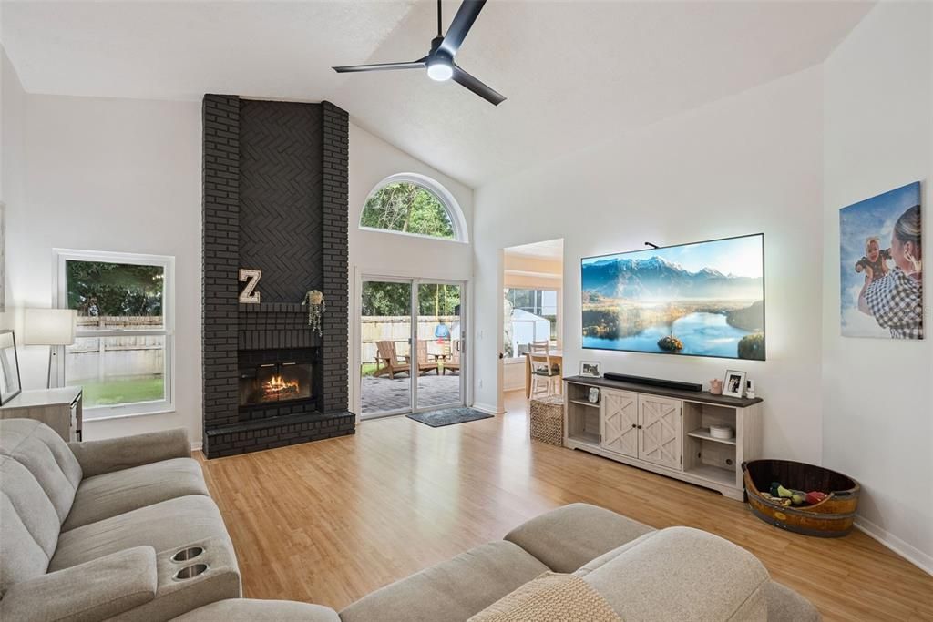 Activo con contrato: $449,000 (3 camas, 2 baños, 1673 Pies cuadrados)