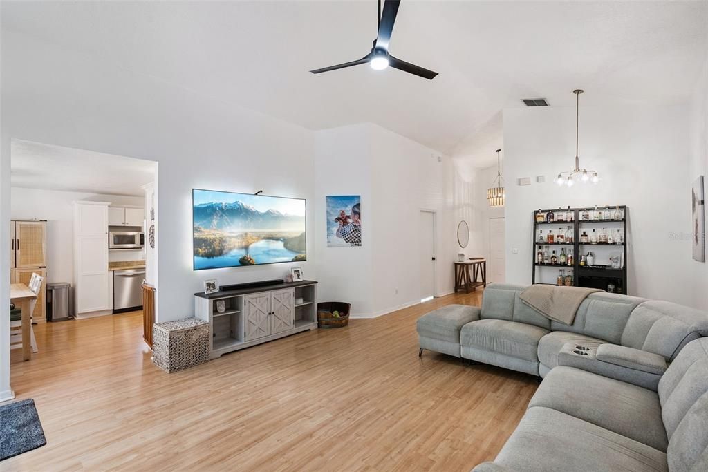 Activo con contrato: $449,000 (3 camas, 2 baños, 1673 Pies cuadrados)