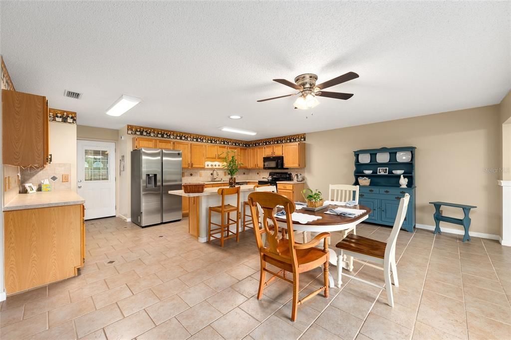 For Sale: $185,900 (2 beds, 2 baths, 1748 Square Feet)
