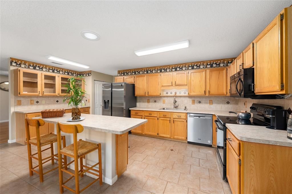 For Sale: $185,900 (2 beds, 2 baths, 1748 Square Feet)