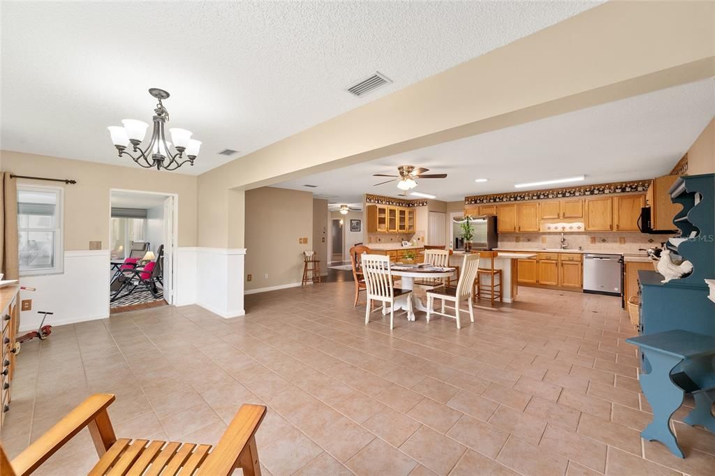 For Sale: $185,900 (2 beds, 2 baths, 1748 Square Feet)