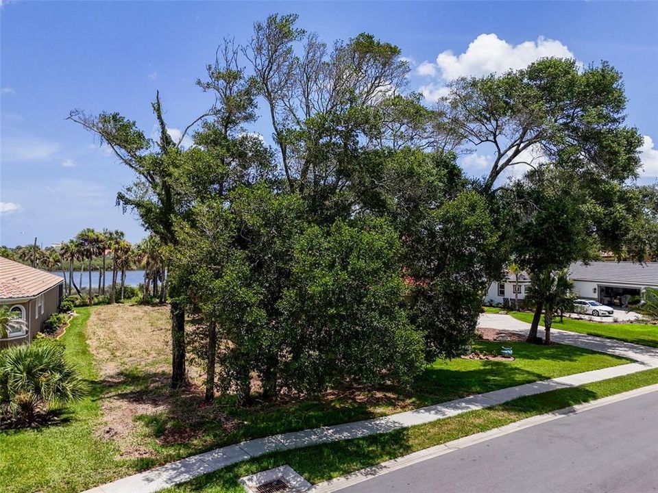 待售: $324,900 (0.52 acres)