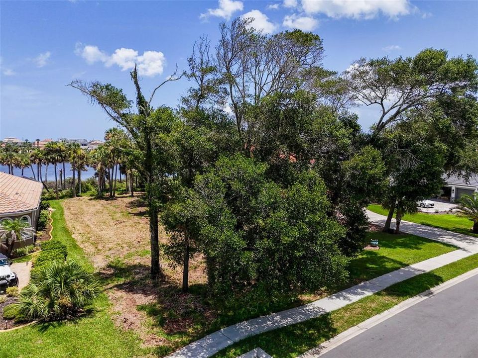 待售: $324,900 (0.52 acres)