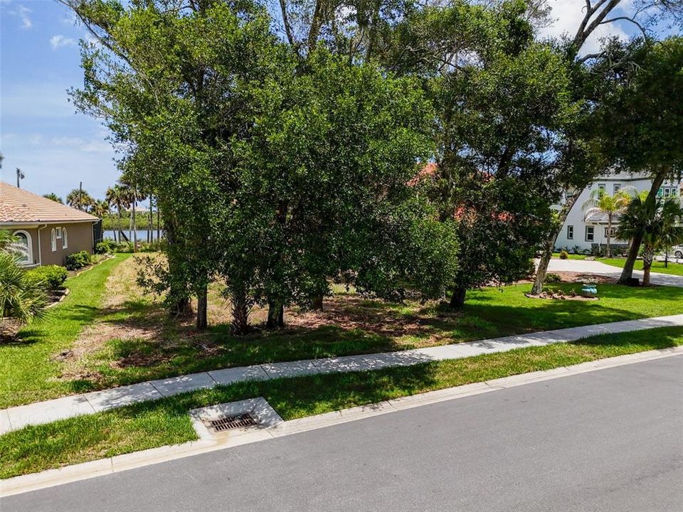 待售: $324,900 (0.52 acres)