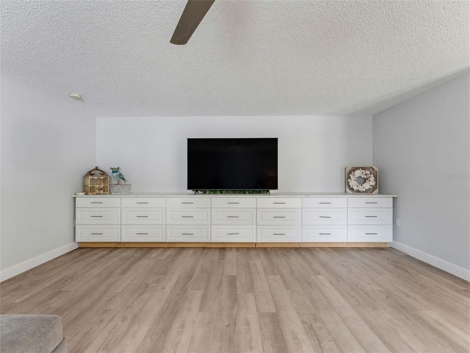 Activo con contrato: $595,000 (6 camas, 4 baños, 3900 Pies cuadrados)