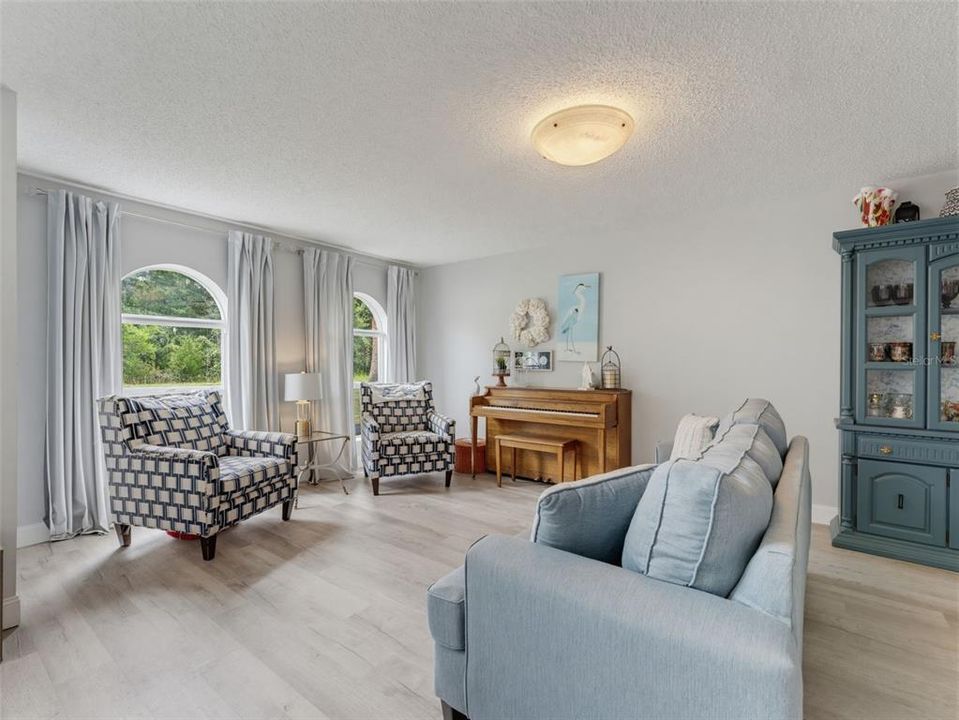Activo con contrato: $595,000 (6 camas, 4 baños, 3900 Pies cuadrados)