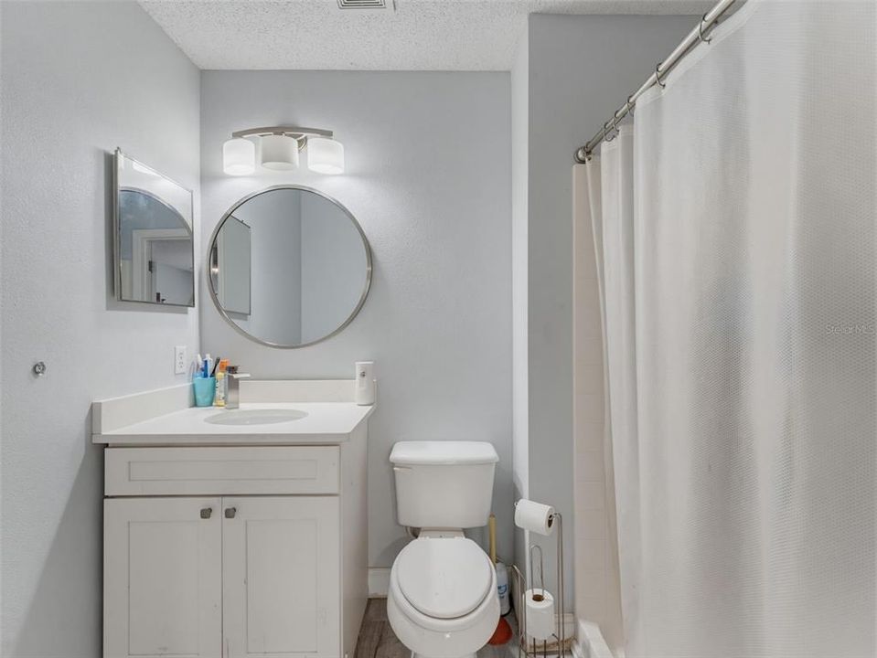 Activo con contrato: $595,000 (6 camas, 4 baños, 3900 Pies cuadrados)