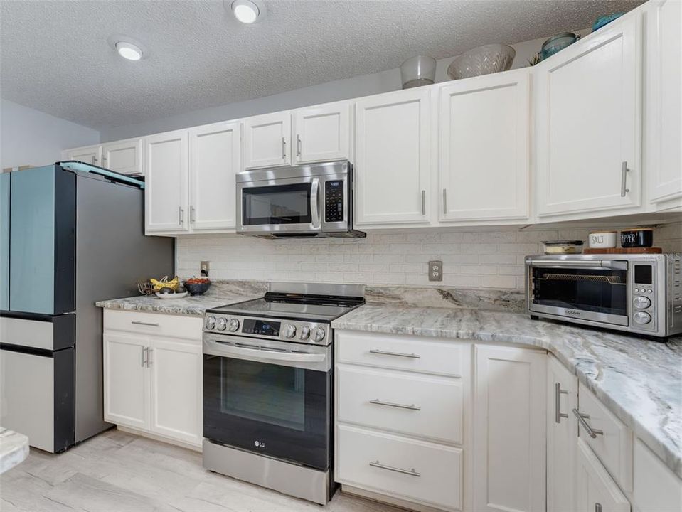 Activo con contrato: $595,000 (6 camas, 4 baños, 3900 Pies cuadrados)