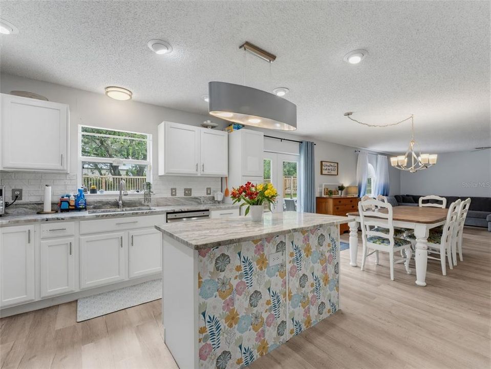 Activo con contrato: $595,000 (6 camas, 4 baños, 3900 Pies cuadrados)