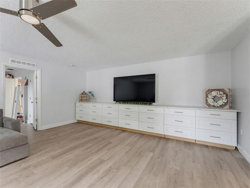 Activo con contrato: $595,000 (6 camas, 4 baños, 3900 Pies cuadrados)