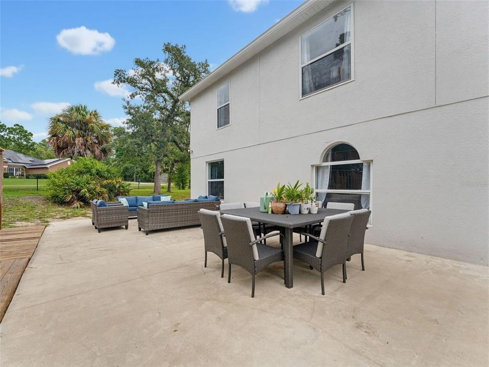 Activo con contrato: $595,000 (6 camas, 4 baños, 3900 Pies cuadrados)