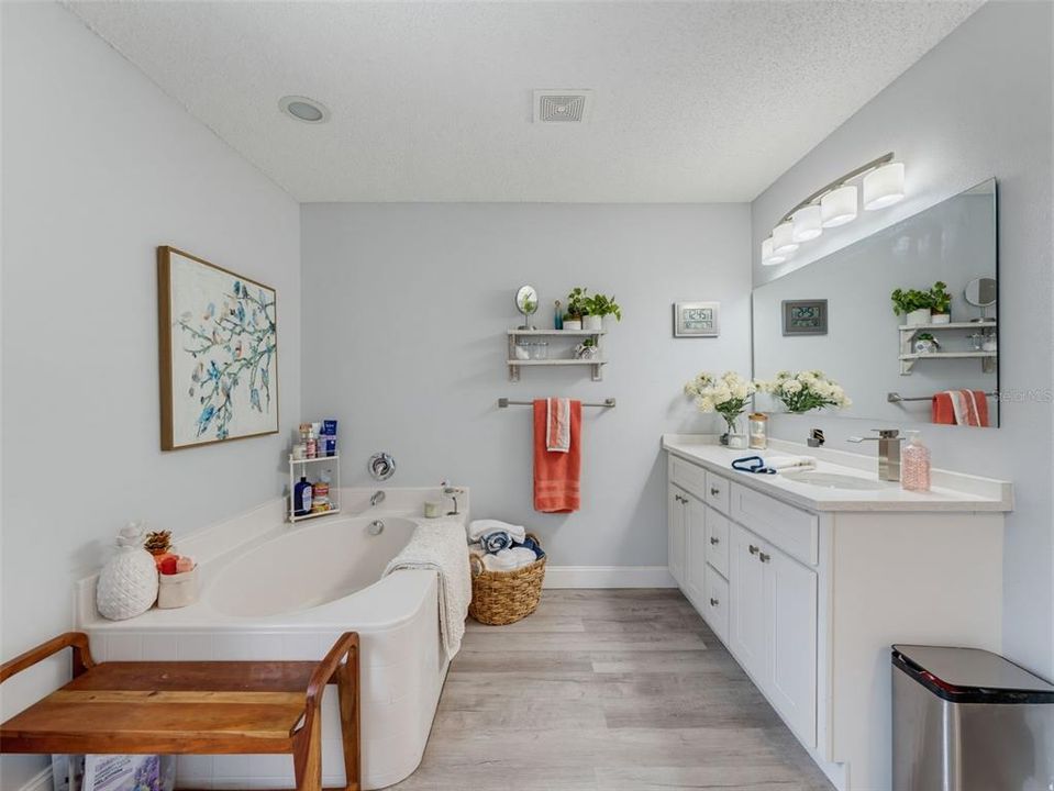 Activo con contrato: $595,000 (6 camas, 4 baños, 3900 Pies cuadrados)
